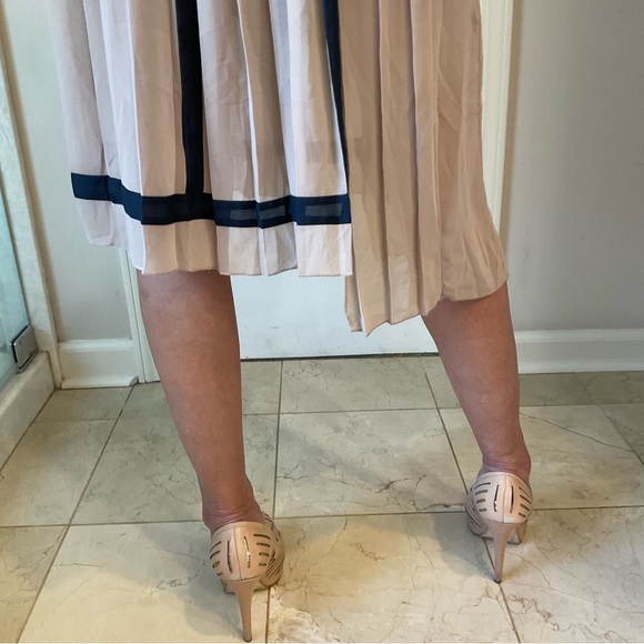 SOLD - BGBC Maxazira Runway pleaded dress, sleeveless, taupe, navy and red, Sz M - Picture 6 of 16